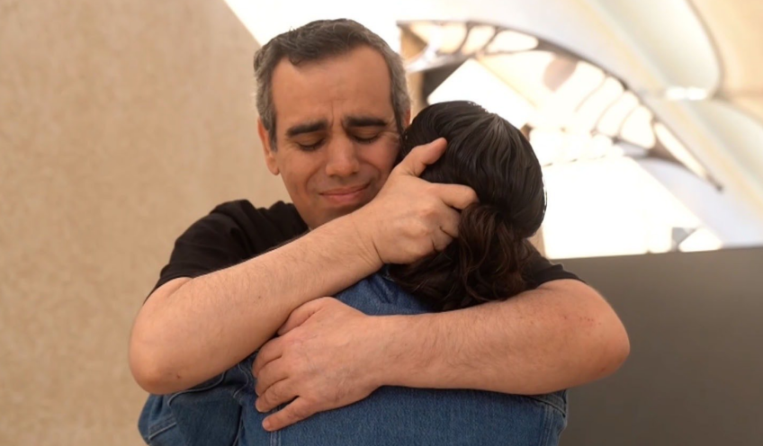 O refém Omari Miran se reúne com a família pela primeira vez em 738 dias • Unidade de porta-vozes das IDF