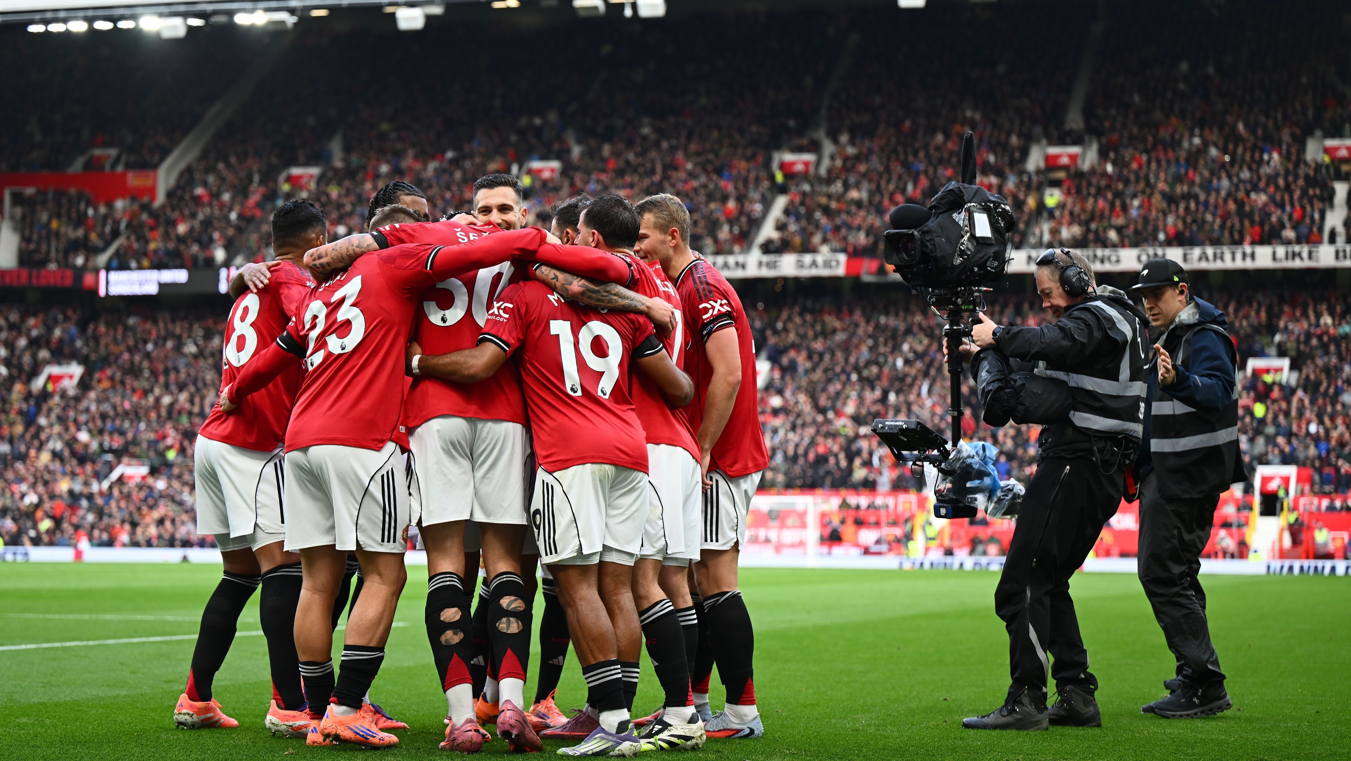 Jogadores do Manchester United comemoram após gol no Old Trafford