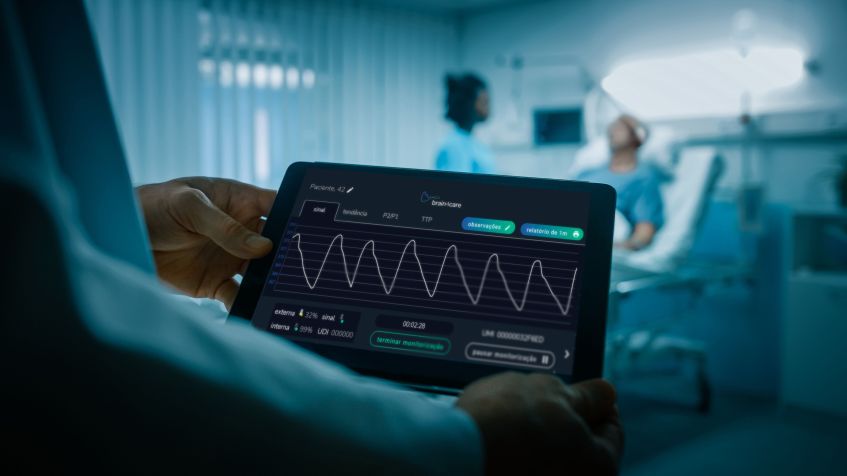 Monitor capta ondas de pressão cerebral e envia informações para aplicativo que pode ser acesso em tablet ou smartphone • Brain4care/Divulgação