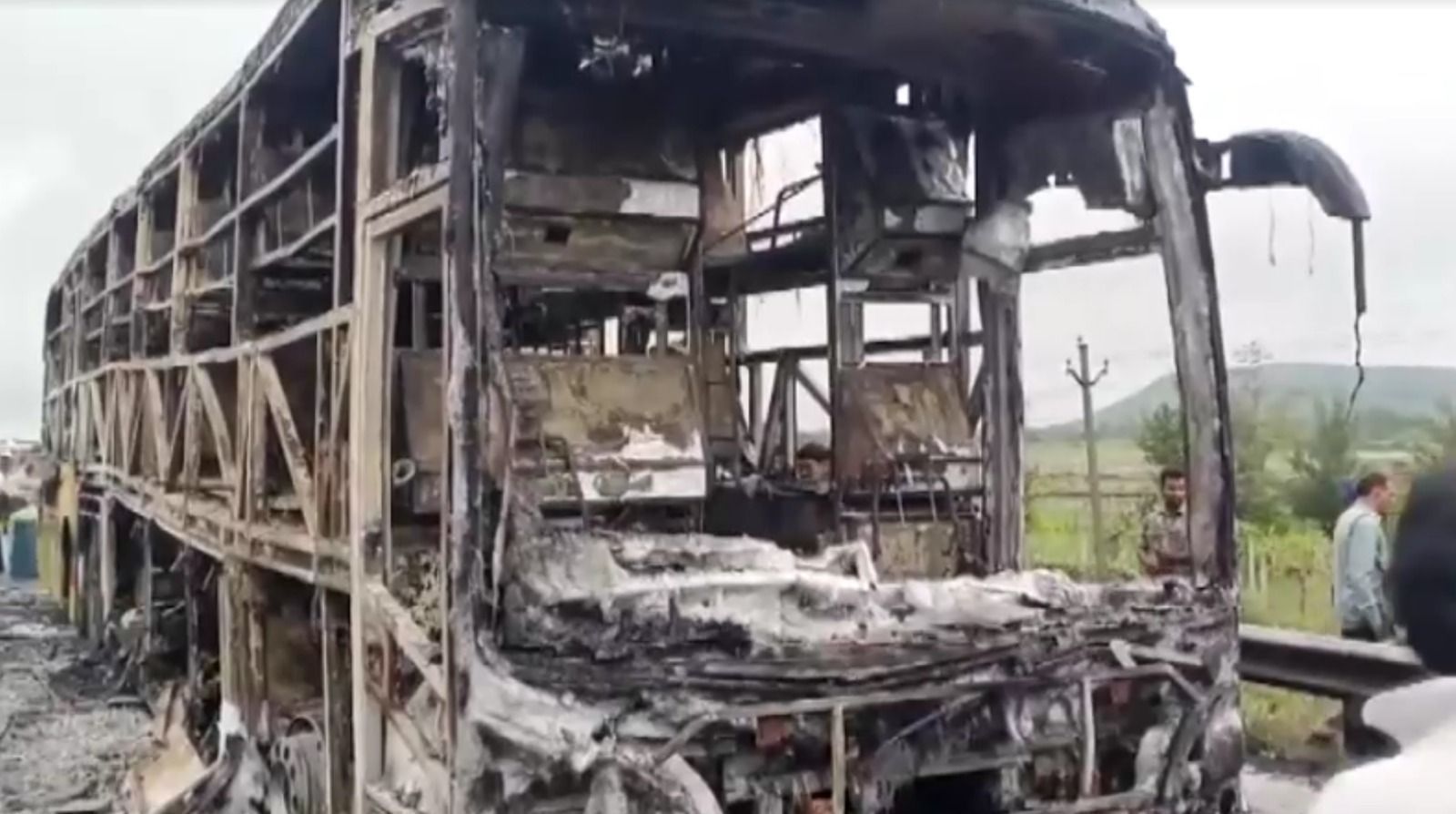 Ônibus pega fogo na Índia após vazamento de combustível na Índia