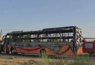 Ônibus pega fogo na Índia e deixa pelo menos 20 mortos