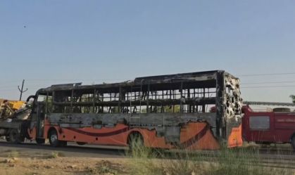 Ônibus pega fogo na Índia e deixa pelo menos 20 mortos