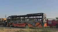 Ônibus pega fogo na Índia e deixa pelo menos 20 mortos