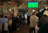 “Allez Paris”: como é assistir a Barcelona x PSG em um bar lotado de Paris