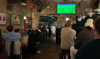 “Allez Paris”: como é assistir a Barcelona x PSG em um bar lotado de Paris