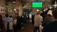 “Allez Paris”: como é assistir a Barcelona x PSG em um bar lotado de Paris