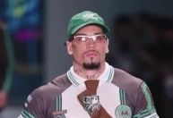 Paulinho, do Palmeiras, desfila na São Paulo Fashion Week; veja