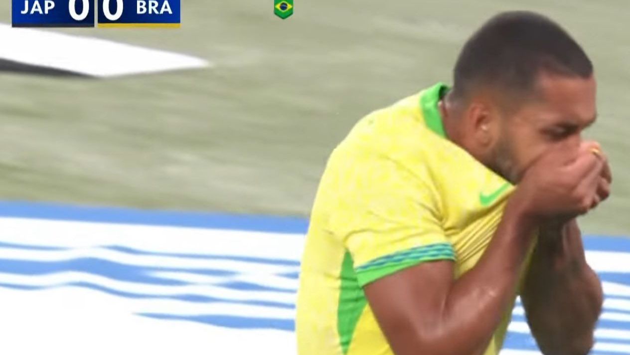 Paulo Henrique comemora gol contra Japão