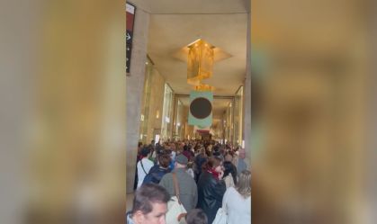 Vídeo: Pessoas são retiradas do Louvre após roubo de joias