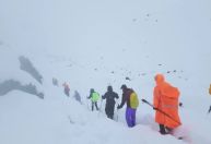 Mais de 200 pessoas continuam presas após nevasca atingir Monte Everest