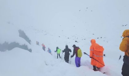 Mais de 200 pessoas continuam presas após nevasca atingir Monte Everest