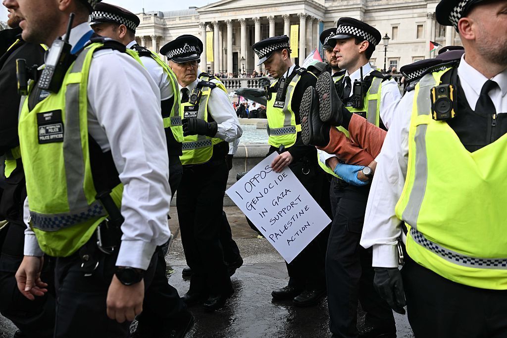 Polícia prende manifestantes em Londres