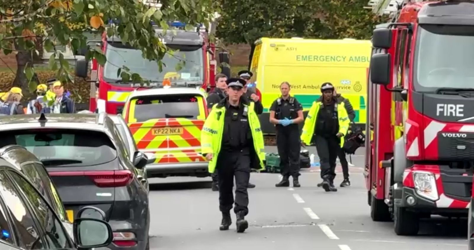 Policiais no local de ataque perto de Sinagoga na Inglaterra