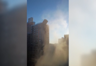 Veja momento em que parte de prédio desaba em Nova York