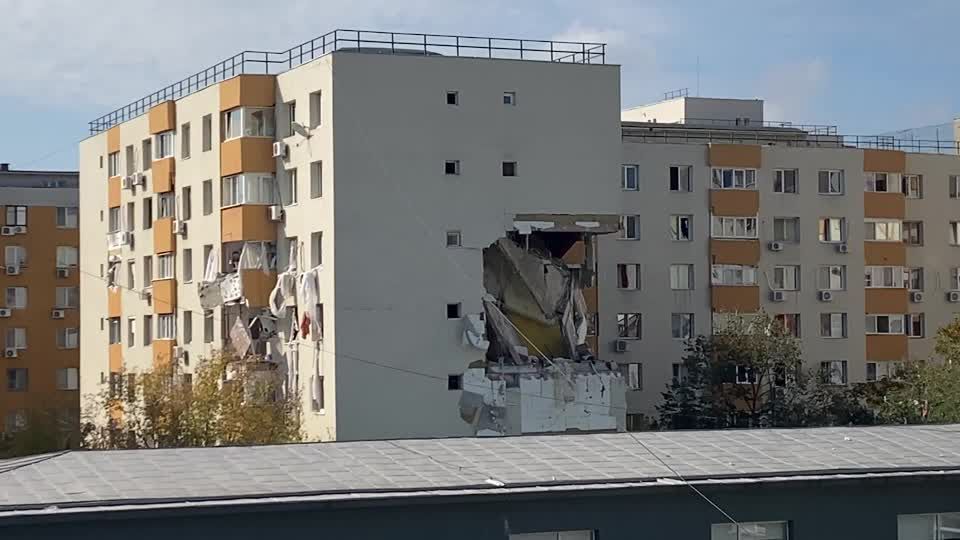 Prédio que sofreu com desmoronamento na Romênia após explosão