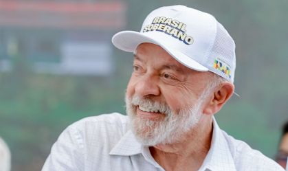 Lula chama Trump para celebrar aniversário com "pedacinho de bolo"