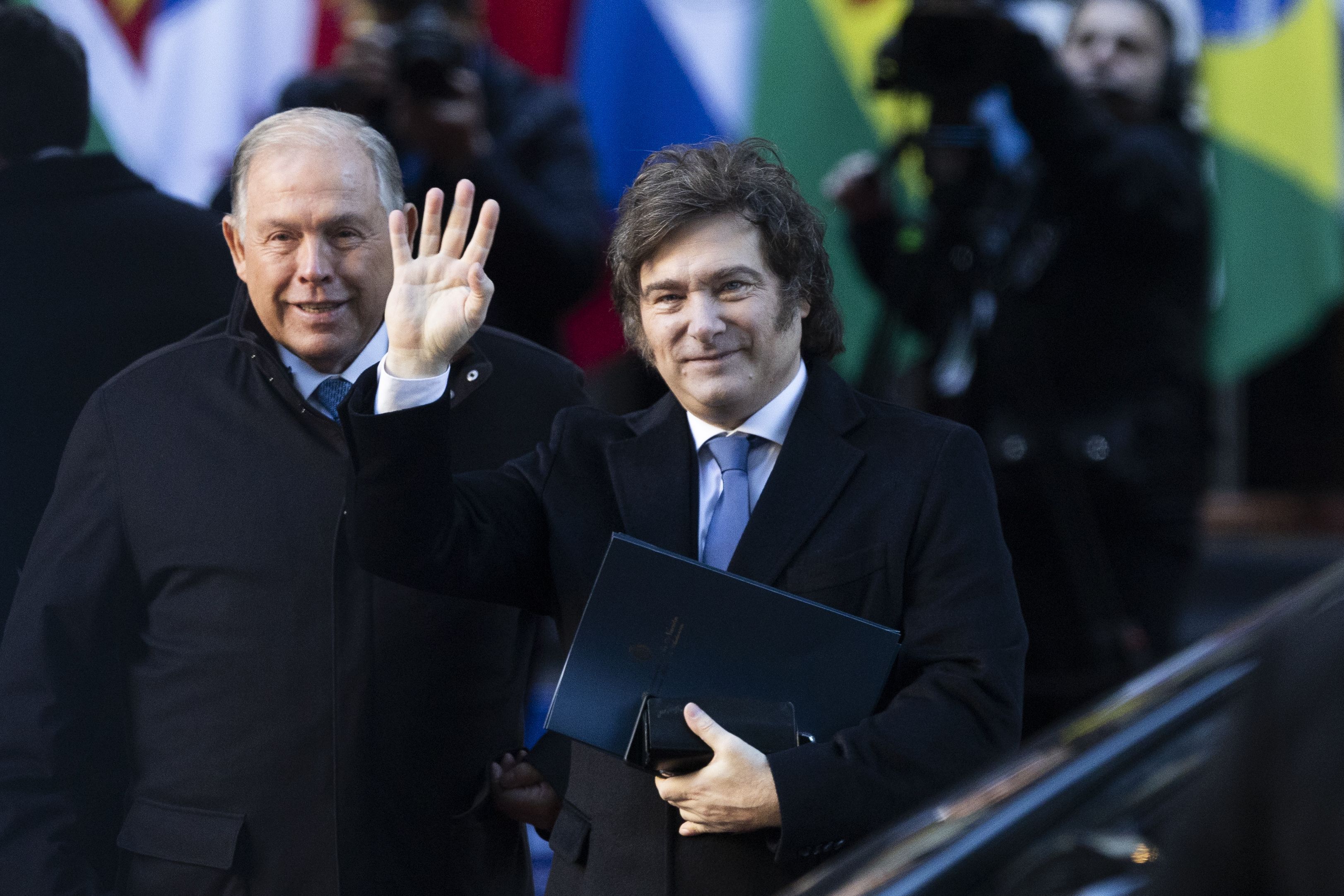 Presidente argentino Javier Milei acompanhado do ministro das Relações Exteriores argentino Gerardo Werthein