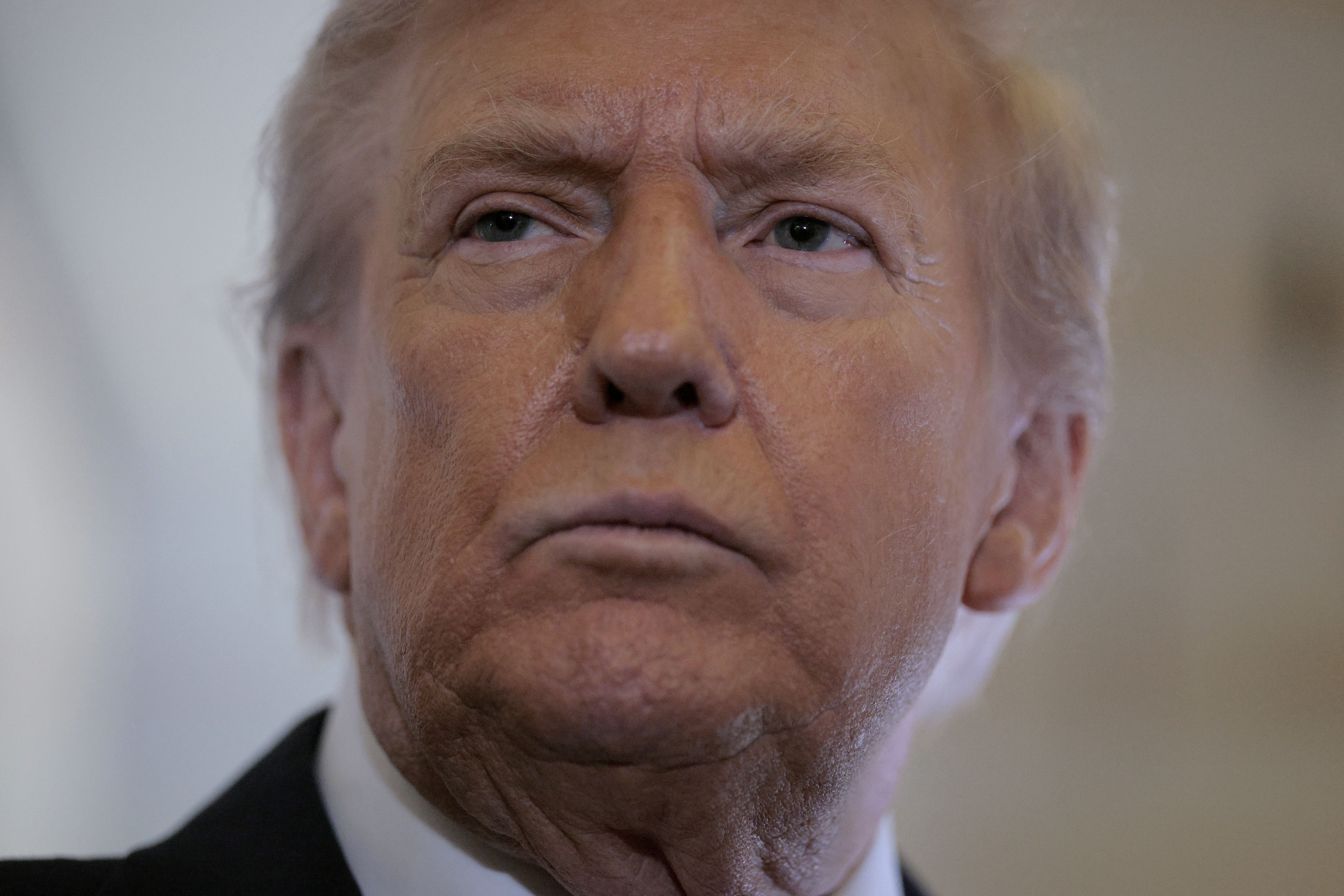Presidente dos EUA, Donald Trump, fala com jornalistas a bordo do Air Force One