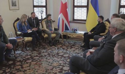 Princesa Anne visita a Ucrânia e encontra crianças afetadas pela guerra