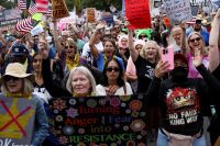 Manifestantes realizam atos contra governo de Donald Trump