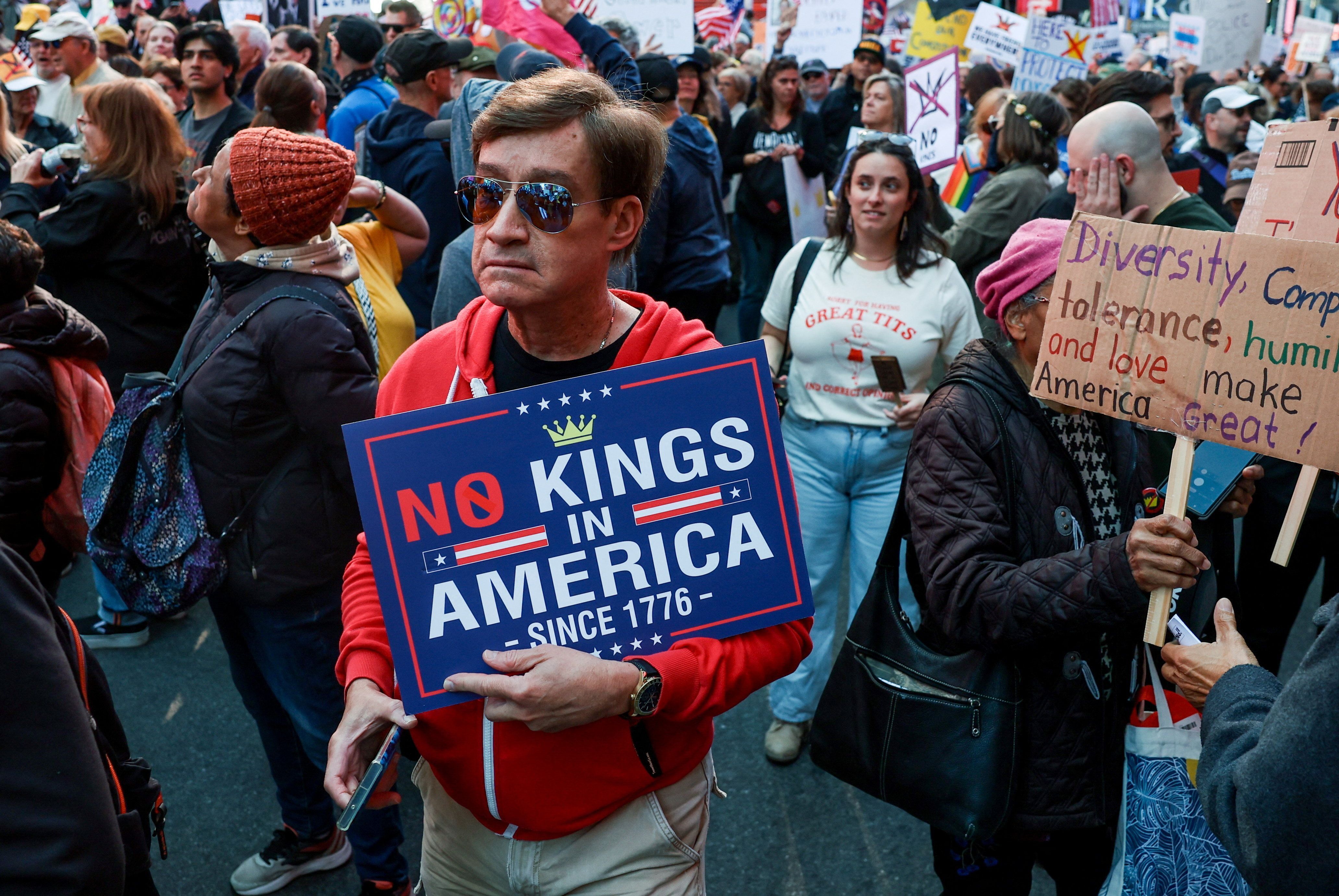 Pessoas participam de protesto "No Kings" contra políticas do presidente dos EUA, Donald Trump, na Times Square, Nova York, EUA