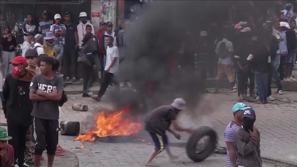 Protestos contra o governo em Madagascar levaram à renúncia do presidente Andry Rajoelina