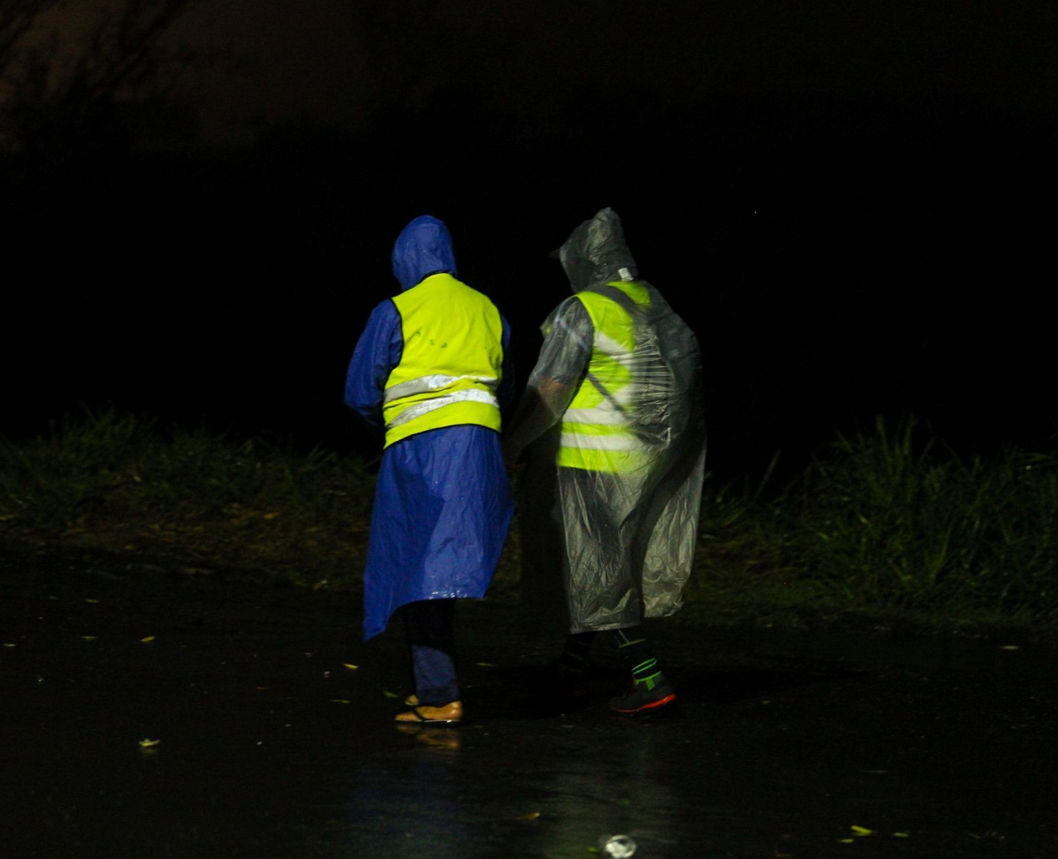 Romeiros enfrentam chuva na Rodovia Presidente Dutra
