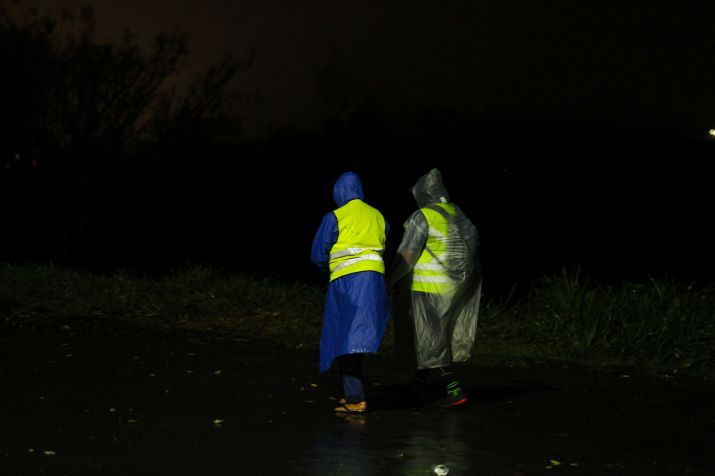 Romeiros caminham pela Rodovia Presidente Dutra (BR-116), durante a madrugada • Wagner Vilas/Raspress/Estadão Conteúdo