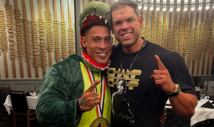 Ramon Dino se fantasia de dinossauro para comemorar o Mr. Olympia 2025