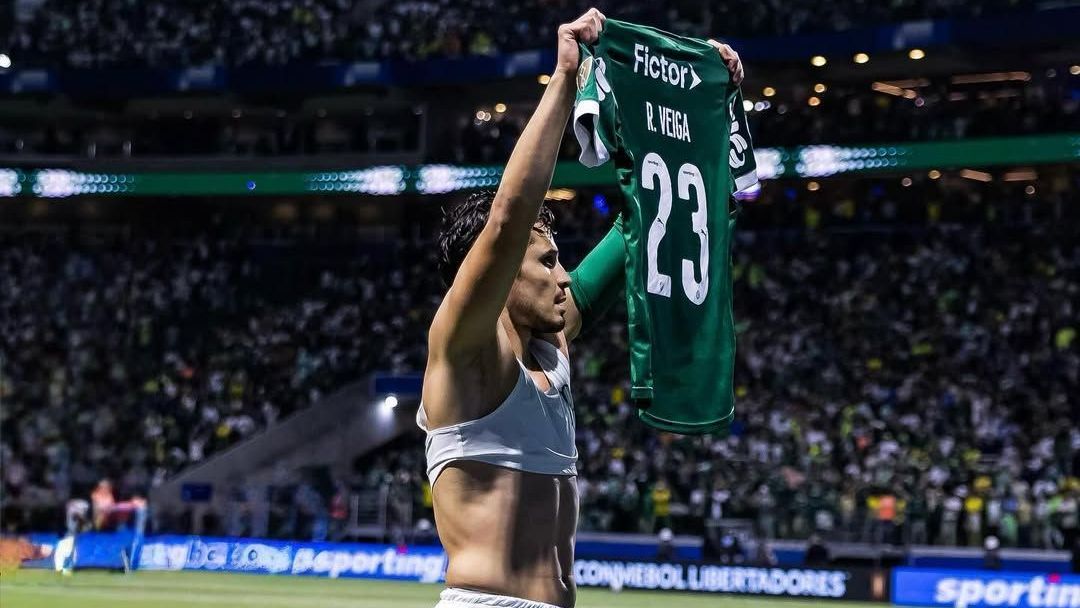 Raphael Veiga, jogador do Palmeiras comemorando seu gol contra a LDU