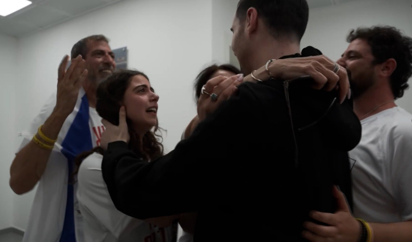 Refém israelense Guy Gilboa Dalal se reúne com a família após acordo de cessar-fogo • Unidade de Porta-vozes das IDF