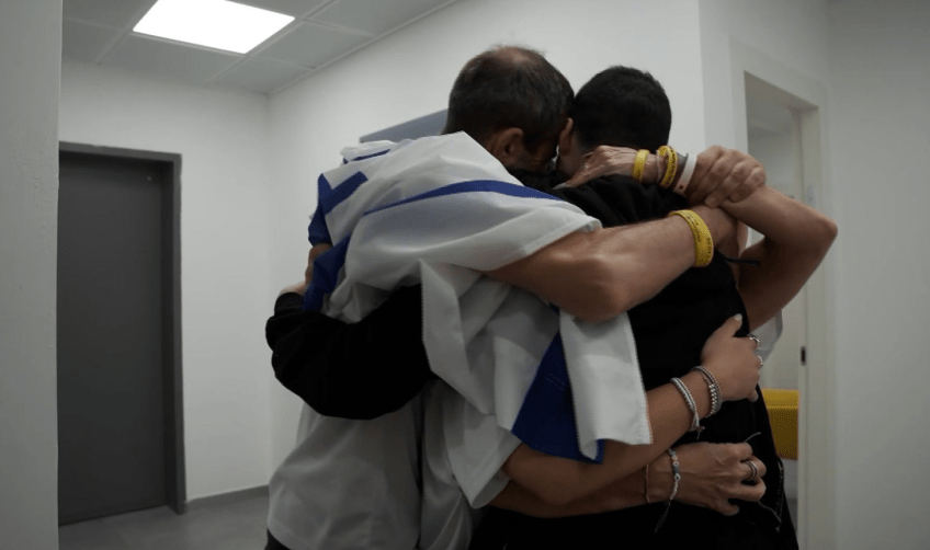 Refém israelense Guy Gilboa Dalal se reúne com a família após acordo de cessar-fogo • Unidade de Porta-vozes das IDF