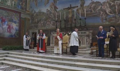 Rei Charles e papa Leão XIV rezam juntos em cerimônia inédita em 500 anos