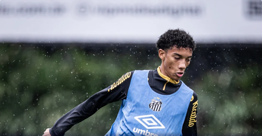 Robinho Jr. em treino no CT Rei Pelé