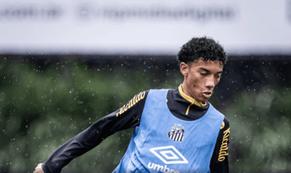 Robinho Jr. em treino no CT Rei Pelé