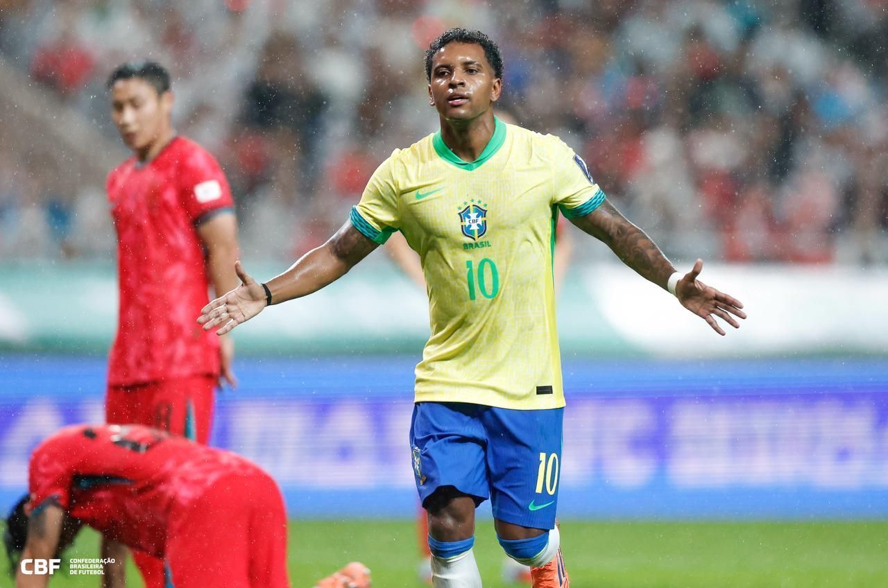 Rodrygo comemorando após gol