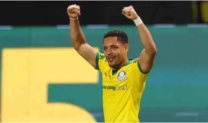 Vitor Roque, centroavante do Palmeiras, comemora gol marcado contra o RB Bragantino