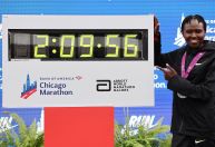 Recordista mundial da maratona é suspensa por doping, mas mantém recorde