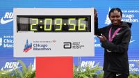 Recordista mundial da maratona é suspensa por doping, mas mantém recorde
