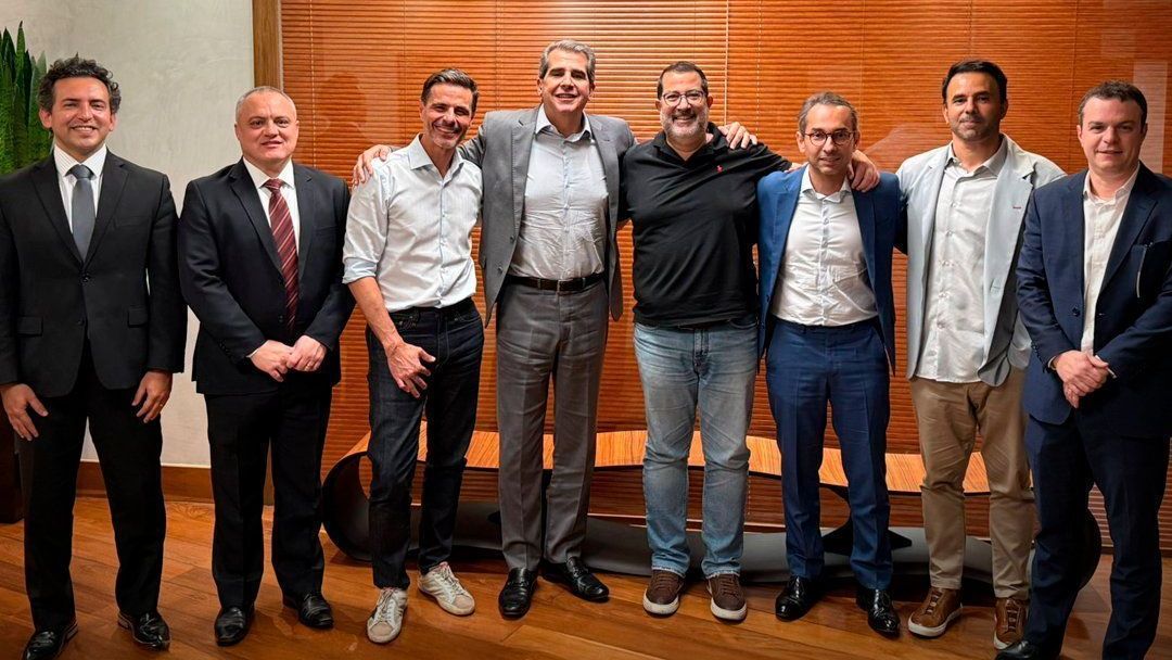 Membros do SAFiel com conselheiros do Corinthians