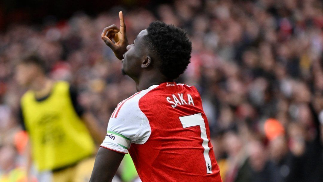 Saka comemora gol contra o West ham