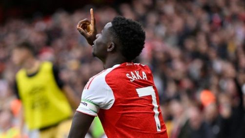 Saka comemora gol contra o West ham