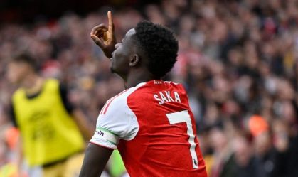 Arsenal faz lição de casa, vence o West Ham e assume liderança