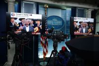 Casa Branca exibe memes zombando de democratas em sala de imprensa