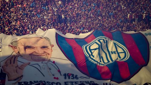Bandeirão da torcida do San Lorenzo com homenagem ao Papa Francisco
