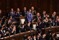 Primeira mulher premiê do Japão é fã de heavy metal e motos; saiba quem é