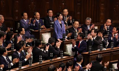 Primeira mulher premiê do Japão é fã de heavy metal e motos; saiba quem é
