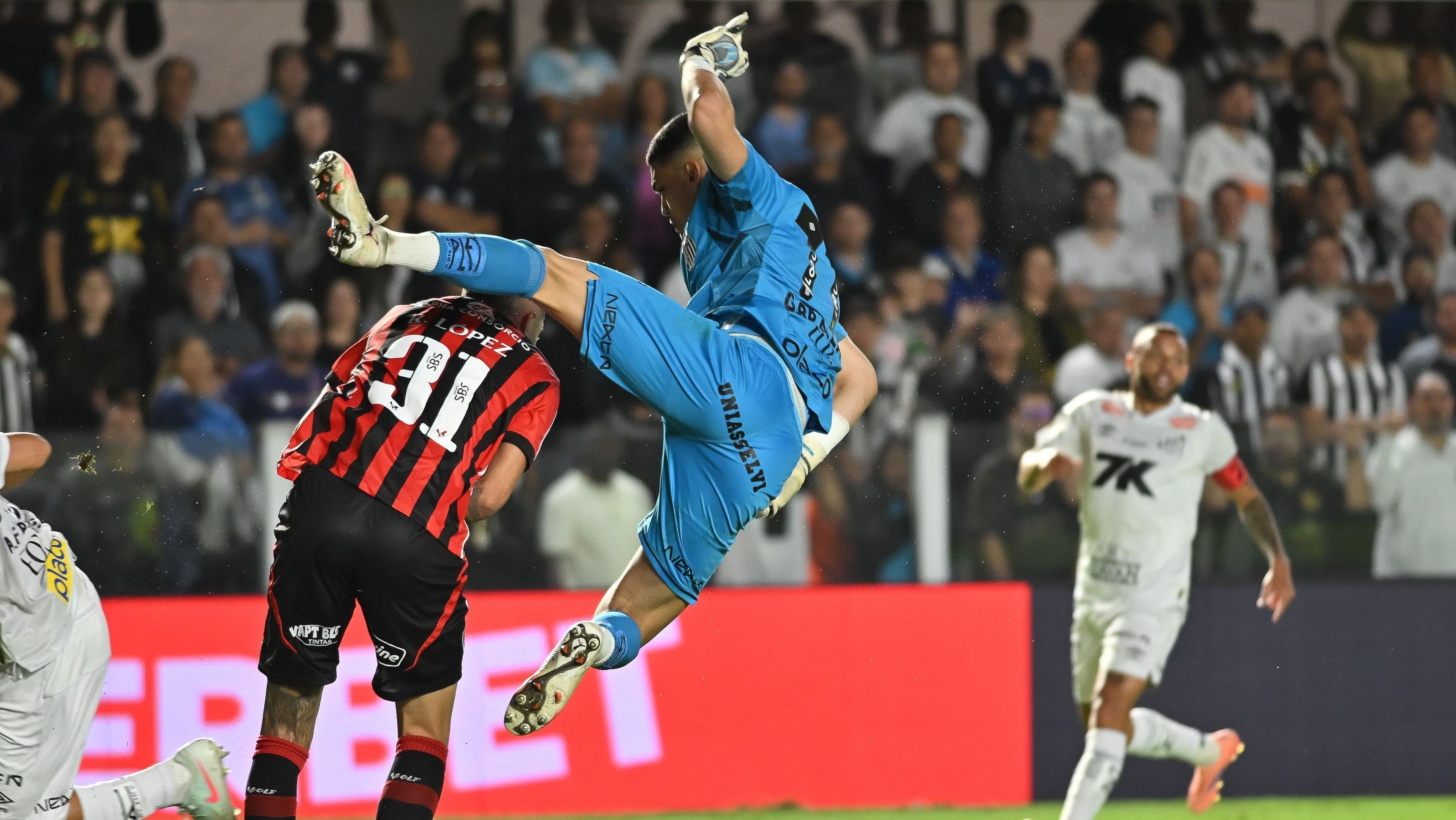 Brazão cometeu pênalti no duelo contra o Vitória