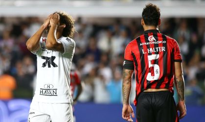 Santos perde para Vitória, se complica e vê Z4 do Brasileirão se aproximar