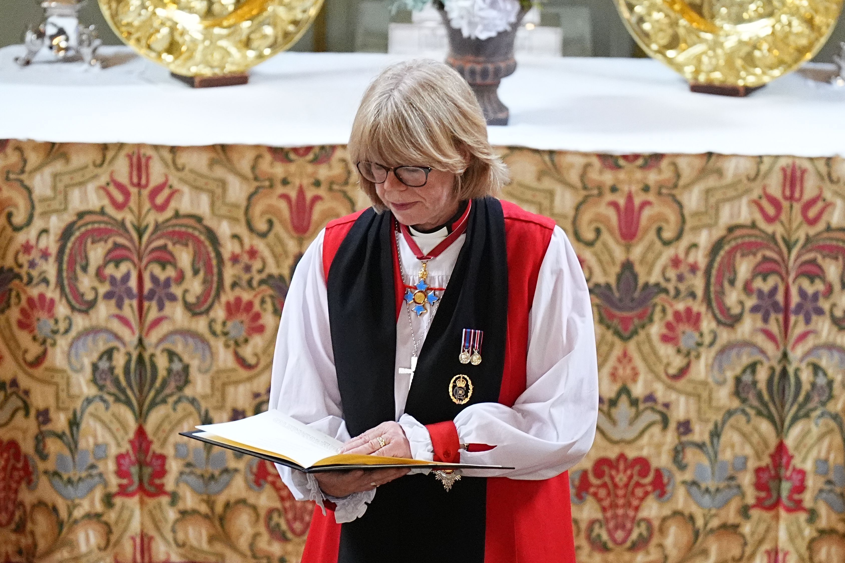 Sarah Mullally, bispa de Londres, durante cerimônia em comemoração aos 400 anos da Capela da Rainha, em junho de 2025, na Inglaterra